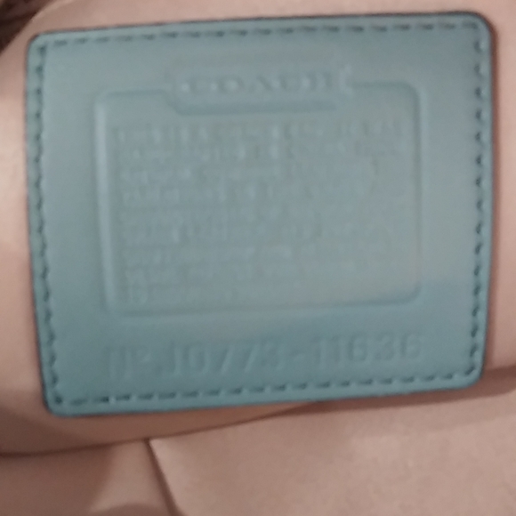 Coach Carly hobo bag in light blue leather with gold metal details - Picture 13 of 16